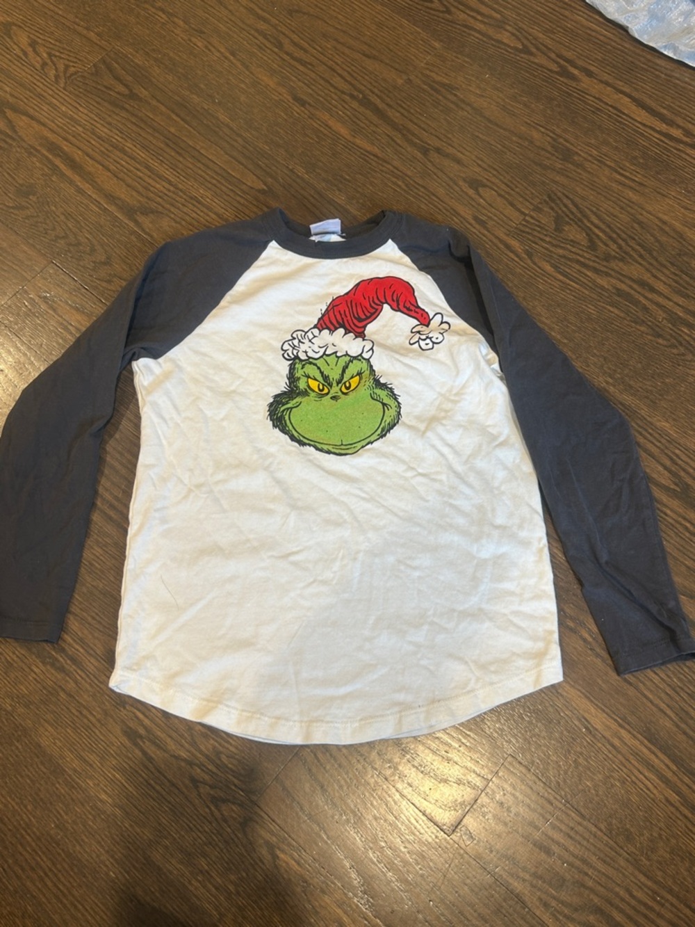 Hanna Andersson White & Dark Gray  Raglan Long Sleeve Tee Grinch Graphic size 8